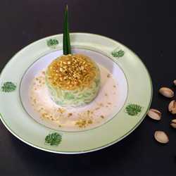 Petulo Mie Agar-agar dengan Kuah Santan Manis bertabur Pistachio